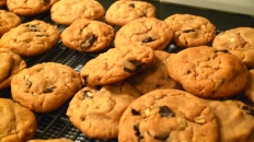Chewy Peanut Butter & Chocolate Chunk Cookies